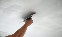 Как шпаклевать потолок под покраску: технология