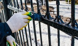 Как правильно покрасить оградку на могиле, чтобы она не ржавела: пошаговое руководство и советы по уходу