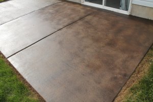 Краска для бетонных дорожек и пола на улице: плюсы и минусы окрашивания