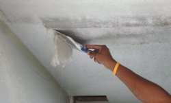 Как быстро очистить потолок от старой побелки: выбор смывки