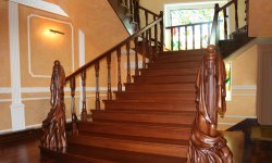 Покраска деревянной лестницы в доме на второй этаж: материалы и инструменты