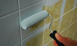 Особенности окрашивания керамической плитки в ванной комнате своими руками