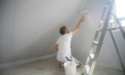 Применение грунтовки глубокого проникновения для стен и потолков