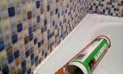 Как правильно герметизировать швы между ванной и стеной