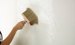 Как грунтовать стены перед поклейкой обоев — сколько раз