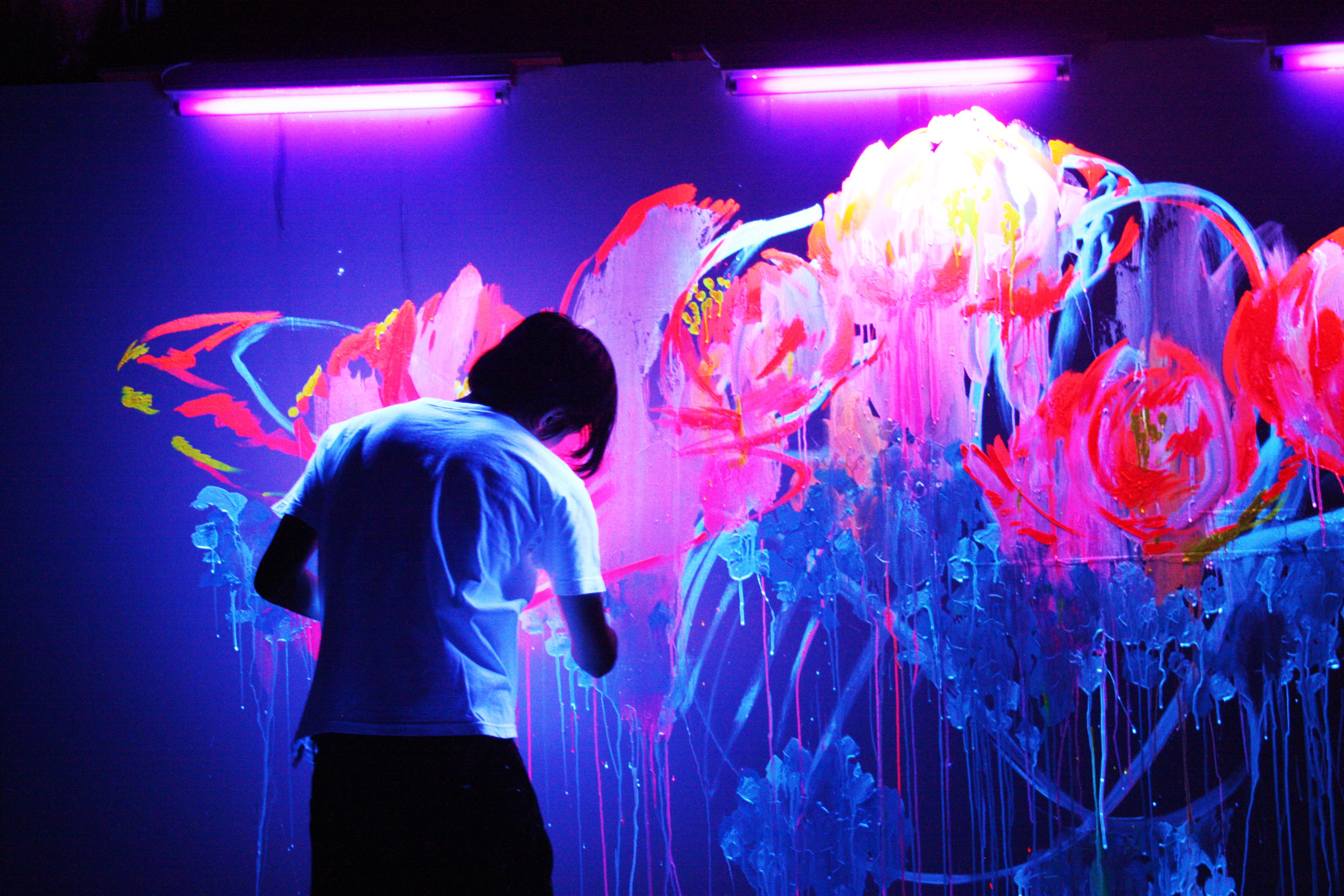 Неоновое рисование. Флуоресцентная краска. Неоновая краска для стен. Светящиеся краски. Ультрафиолетовая краска для стен.