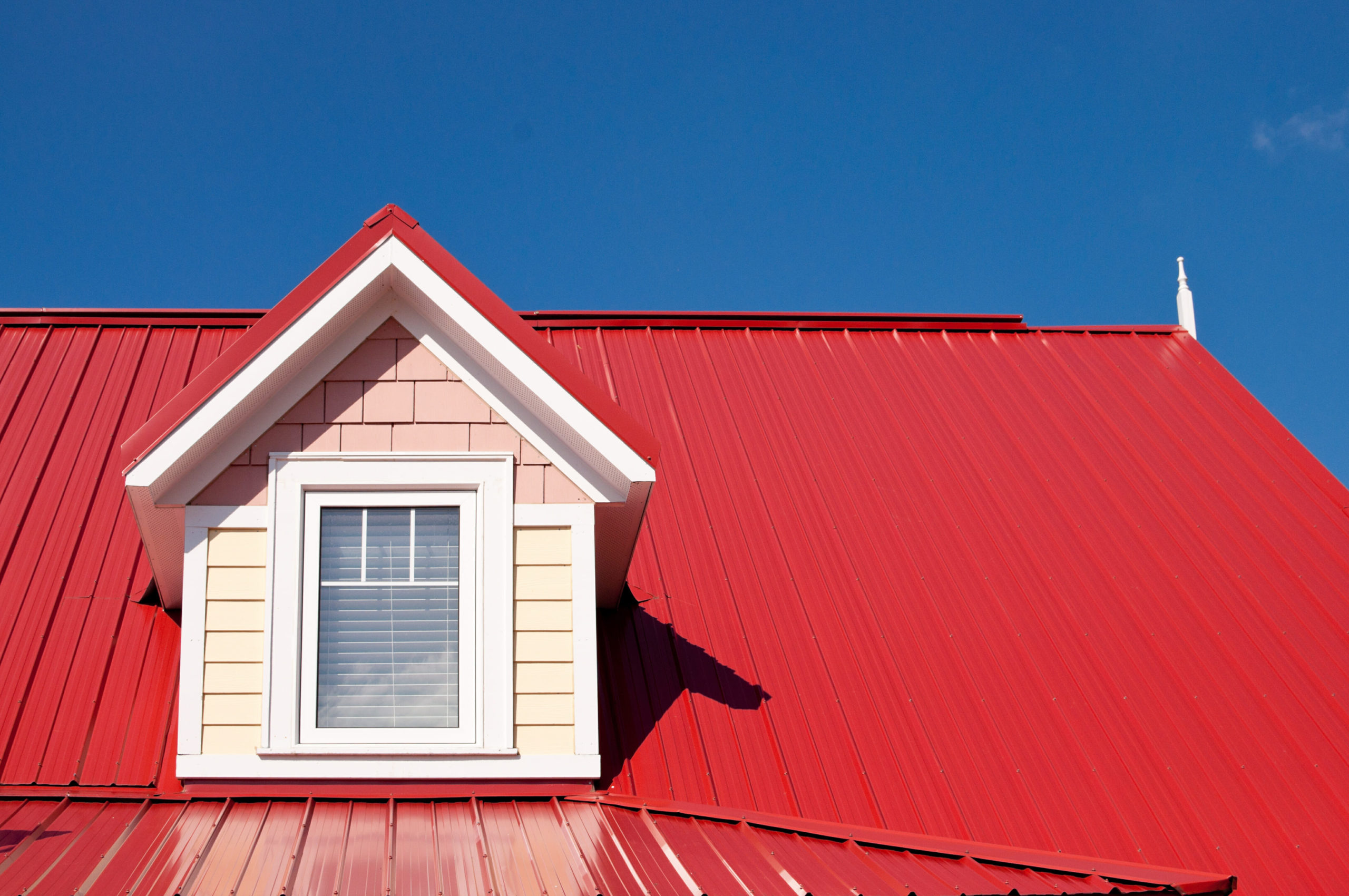 Чем покрасить металлическую крышу дома?