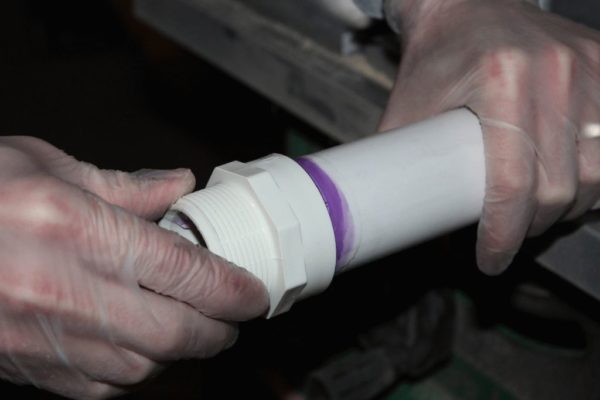 Как клеить ПВХ и ПНД трубы для водопровода и канализации ...