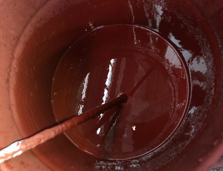 Грунтовка по старой масляной или водоэмульсионной краске: можно ли наносить