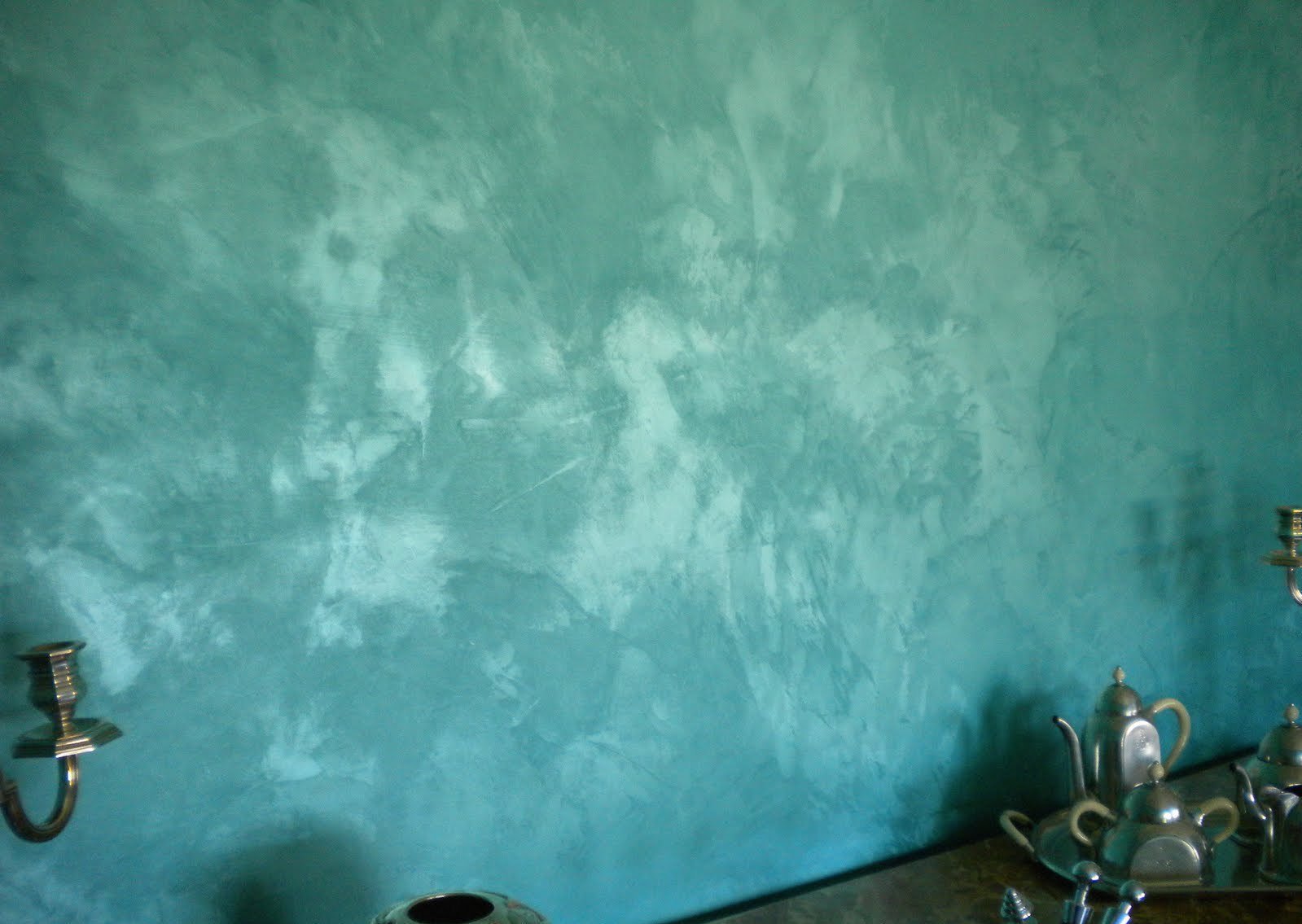Шелковая краска на стене
