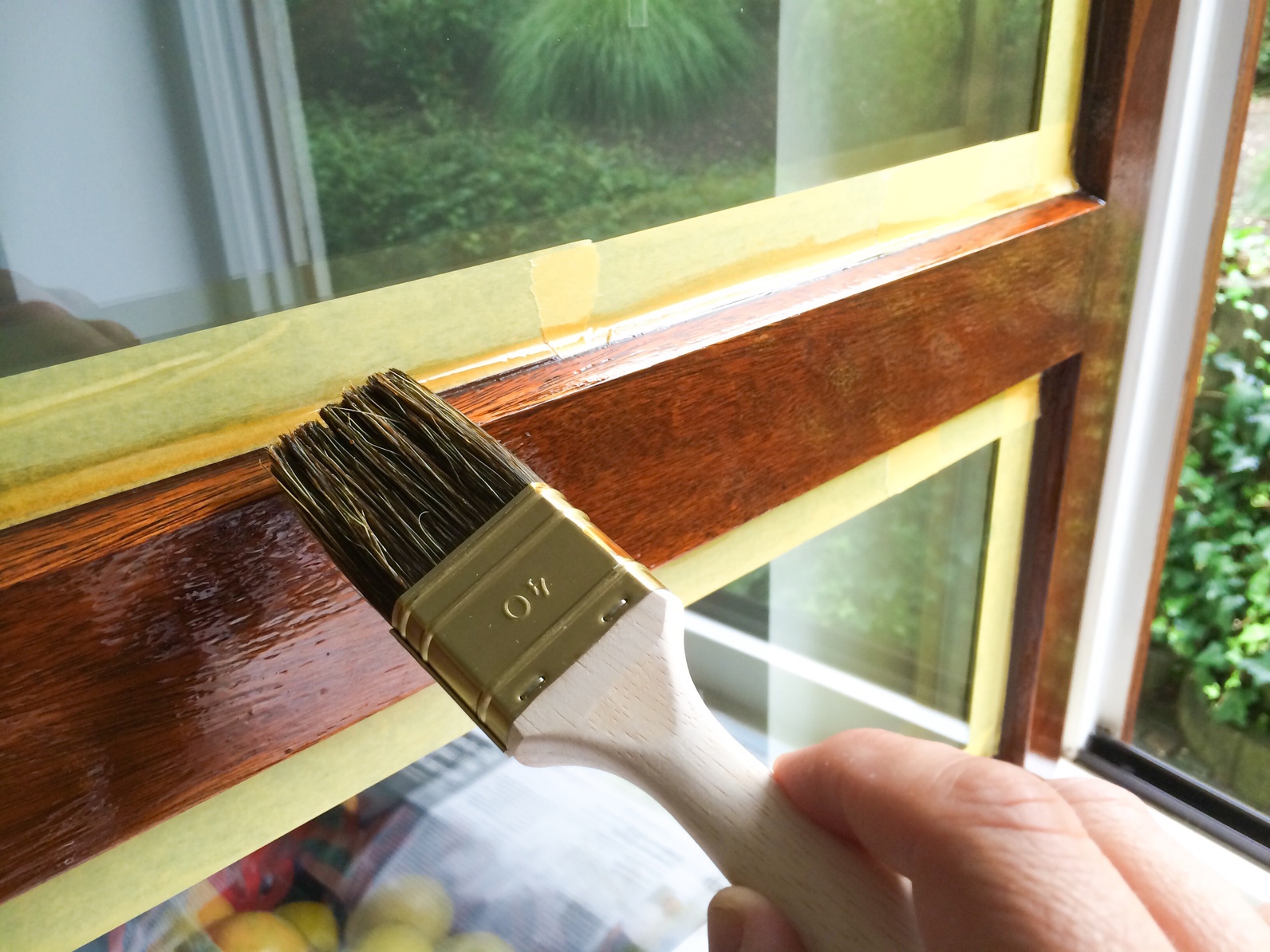 Окрашивание деревянного окна