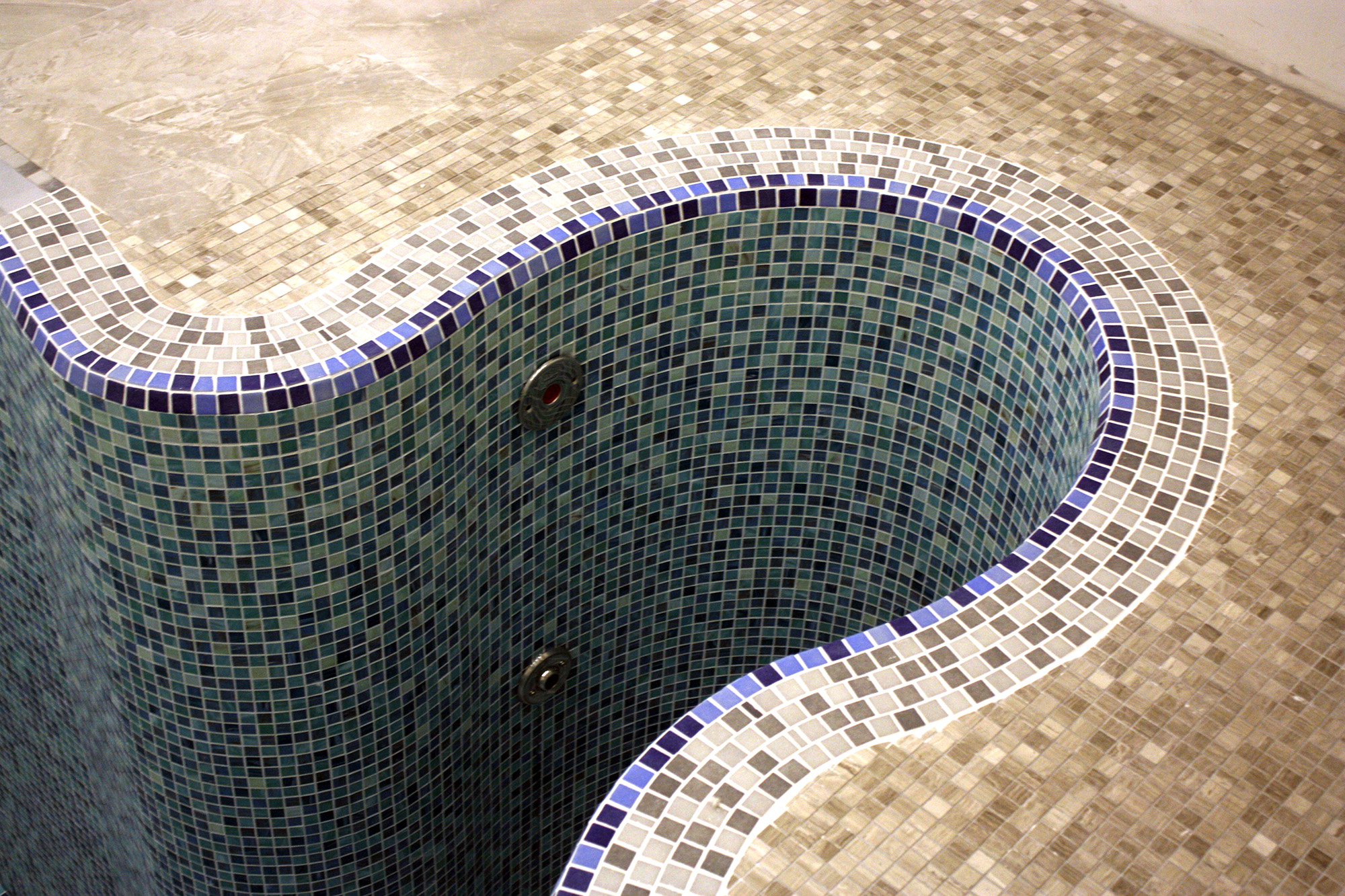 Мозаичная плитка в бассейне