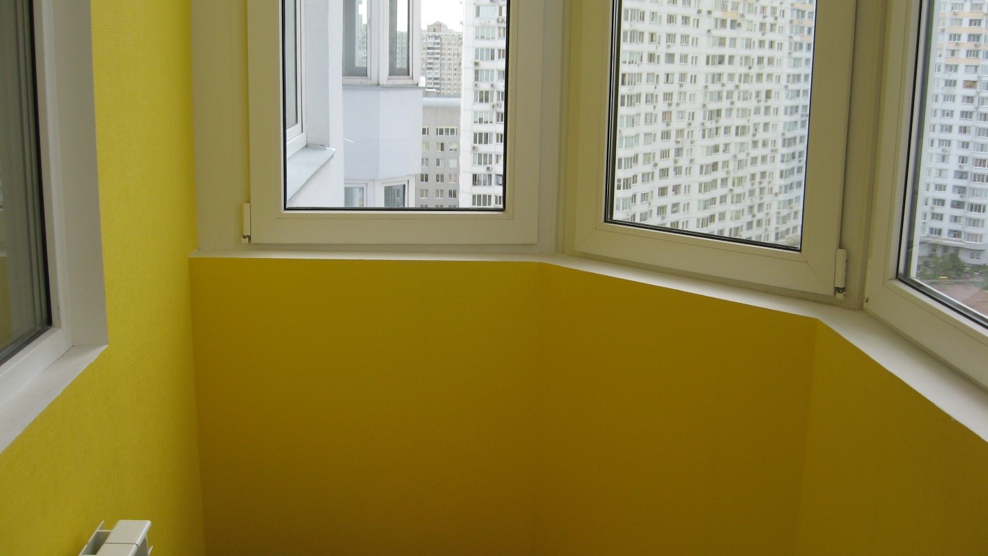 Фото желтого балкона