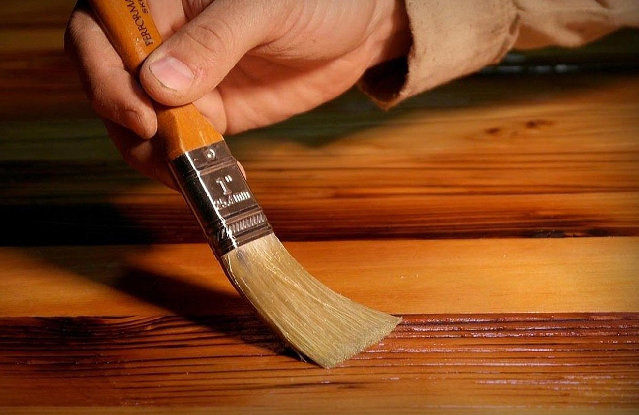 Можно пропитать дерево маслом. Покрытие древесины лаком. Лакирование деревянных поверхностей. Отделка древесины. Лак для покрытия деревянных изделий.