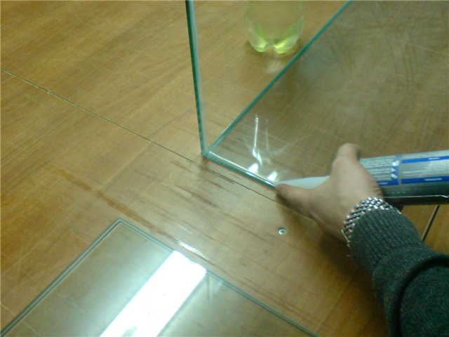 Трещина в аквариуме. Склеить аквариум. Склейка стекла. Прозрачная герметика для стекла. Клей для склейки аквариума.
