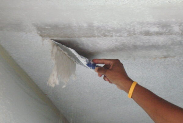 Демонтаж шпаклевки с потолка
