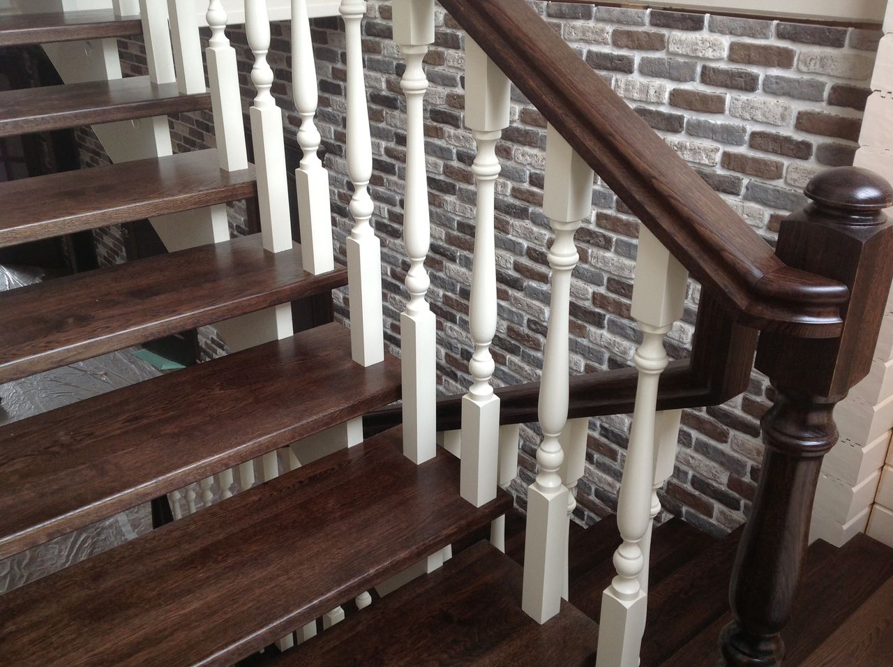 Покраска деревянной лестницы – выбор красителей и основные этапы работы