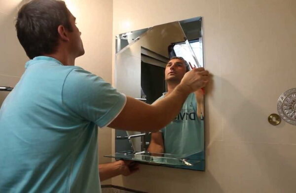 Поклейка зеркала в ванную