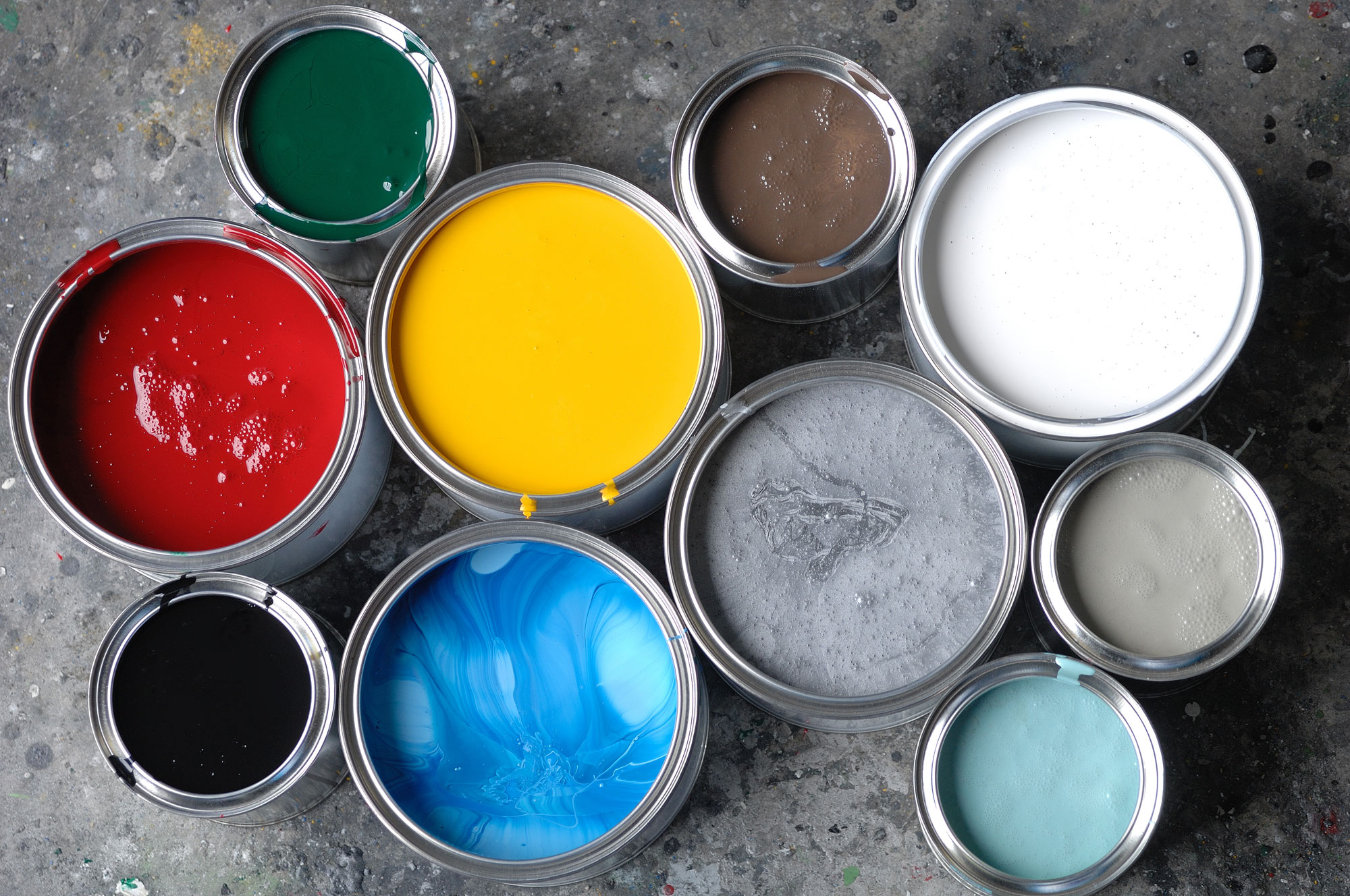 Основные причины выбора качественной краски для бордюров