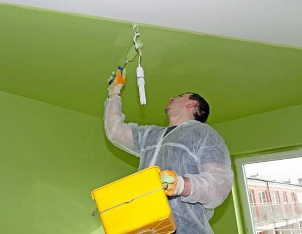 Нанесение краски на потолок