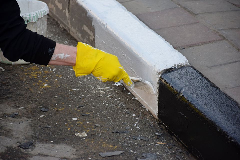 Чем покрасить бетонный бордюр на улице - фото