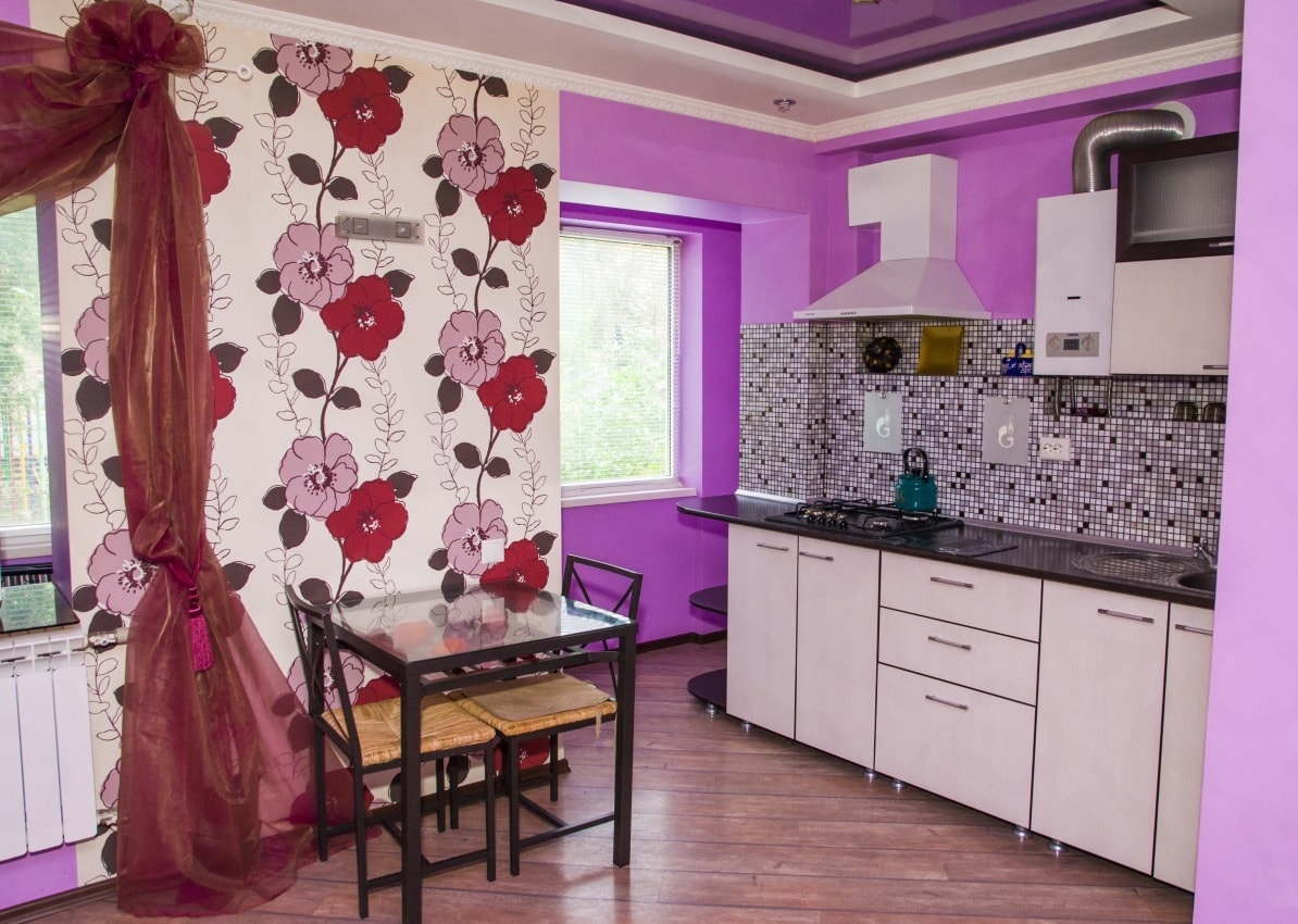 Можно ли обои на кухню. Расцветка обоев для кухни. Фиолетовая кухня. Фиолетовая кухня в интерьере. Цветочные обои на кухне.