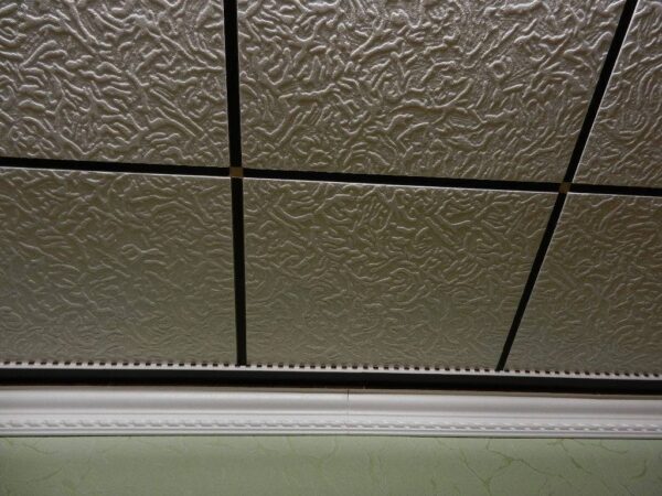 Крашенная плитка на потолке