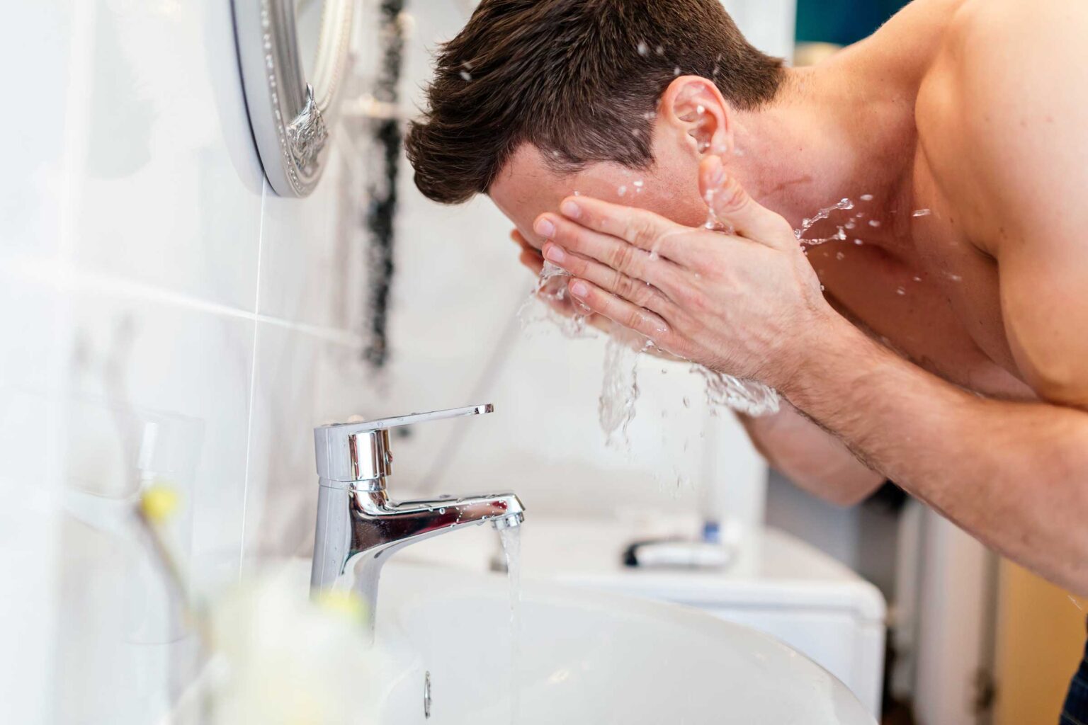 Муж бреет жене в ванной