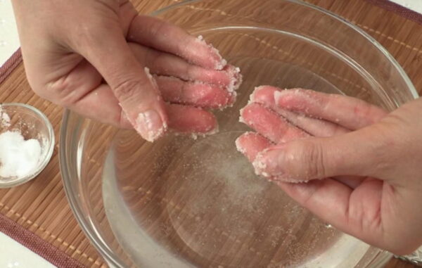 Очистка рук от пены