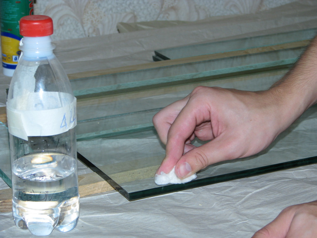 Чем отмыть плиточный клей от стекла
