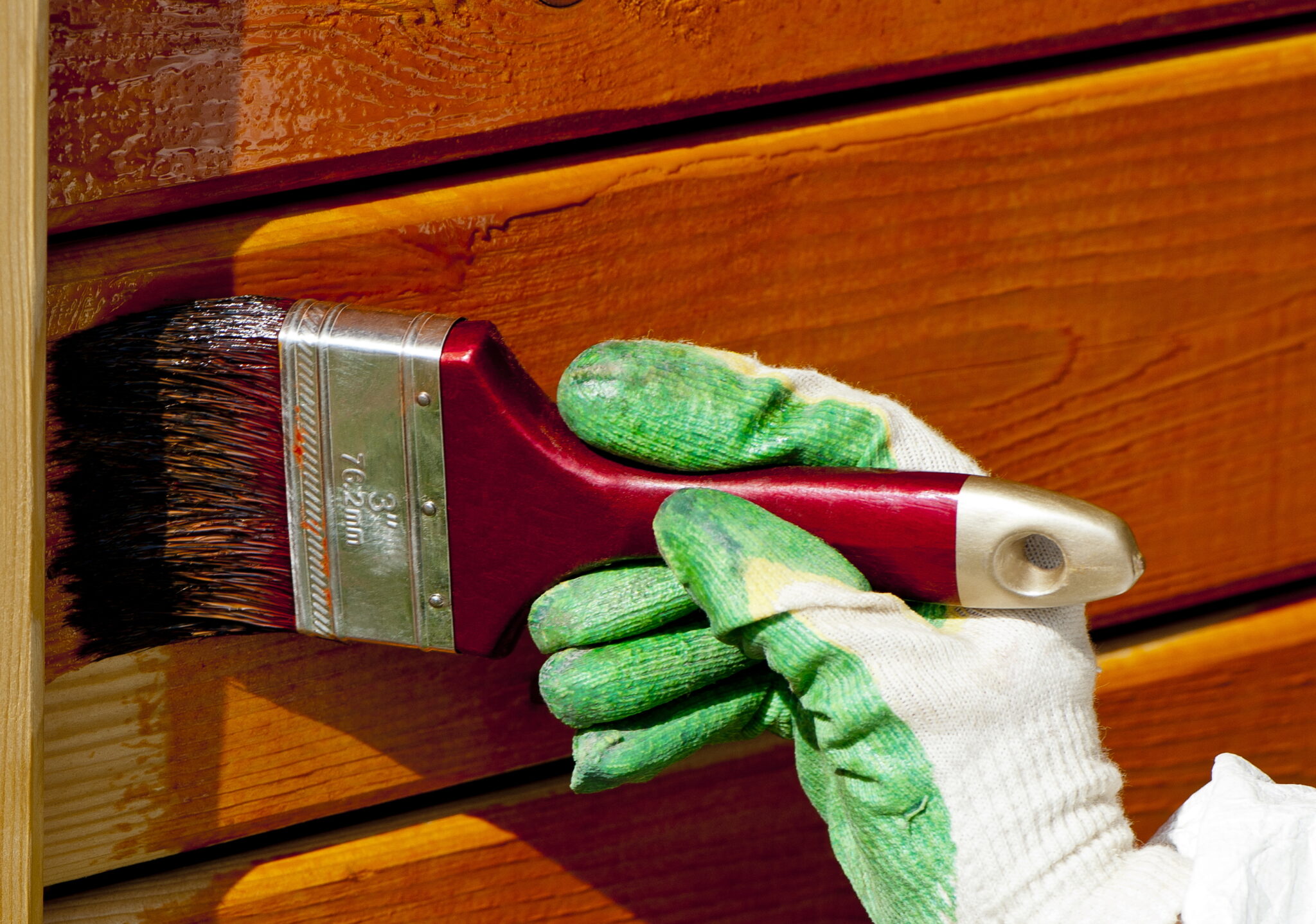 Пропитка древесины от гниения и влаги. Дерево обработанное антисептиком. Пропитка древесины антисептиком. Как сделать пропитку для дерева. Пропитка бруса отработкой.