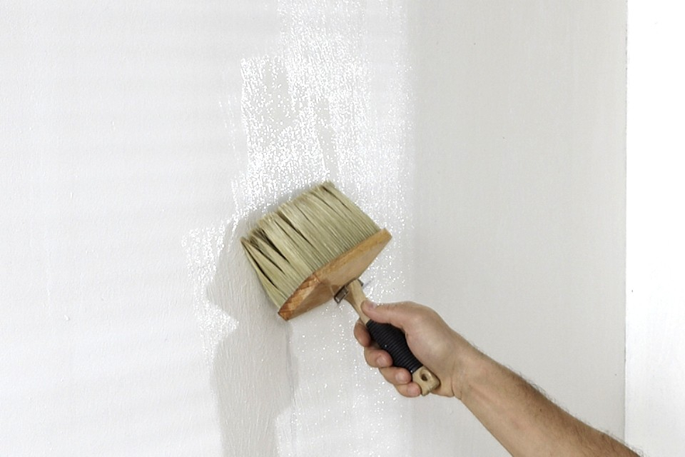 Клеить обои покраска стена. Грунтование поверхности. Грунтование поверхности стен. Грунтовка для стен. Нанесение грунтовки на стены.